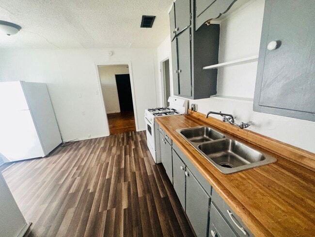 Building Photo - Charming 3 Bedroom Home