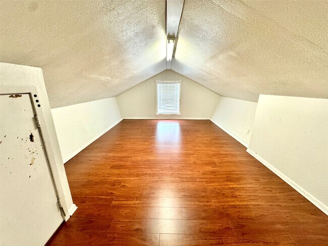 Building Photo - 5813 Lucy Ln