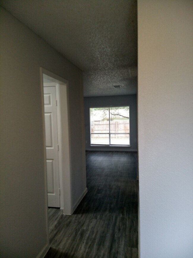 Building Photo - Stylish 3-Bedroom Home in Northwest San An...