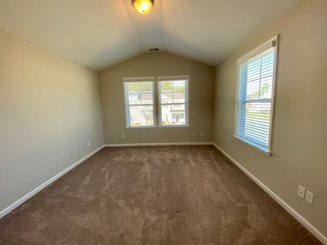 Building Photo - 3 bed/2.5 bath at end unit townhome in Berkeley Walk at Savannah Quarters with garage