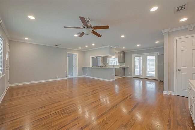 Building Photo - 942 W 30th St