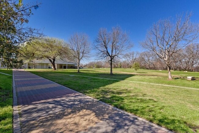 Steps away from the hike & bike trail - 603 Davis St