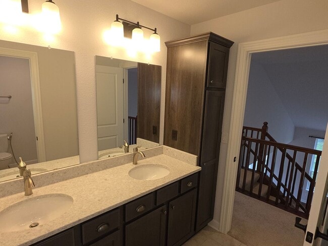 Building Photo - Like New 5 bedroom Pewaukee home in Broken...