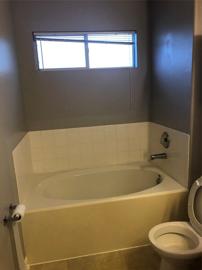 Building Photo - 1211 Colonial Manor Dr