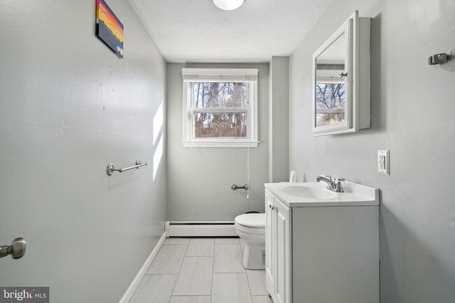 Building Photo - 426 E Hinckley Ave