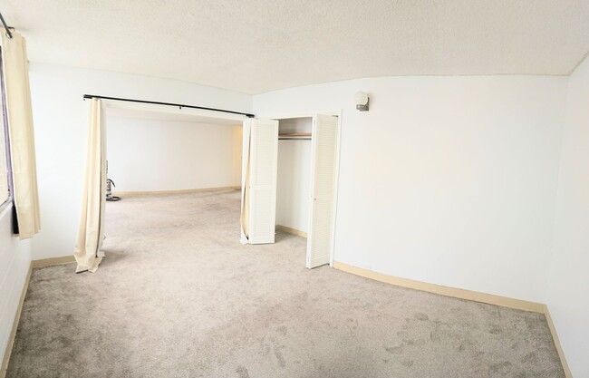 Building Photo - Waikiki Liliuokalani Plaza 2 Bedroom 2 Bat...