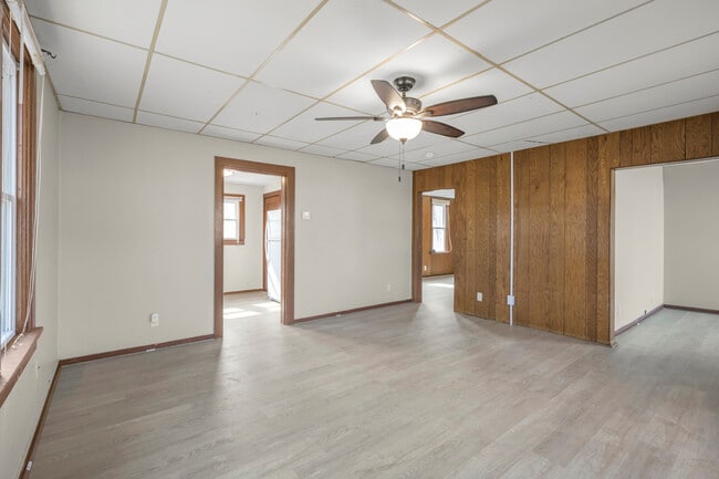 Building Photo - 521 Main St E