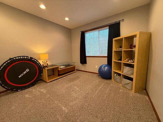 Building Photo - Great 3BR/2BA End Unit Elk River Townhome Available June!