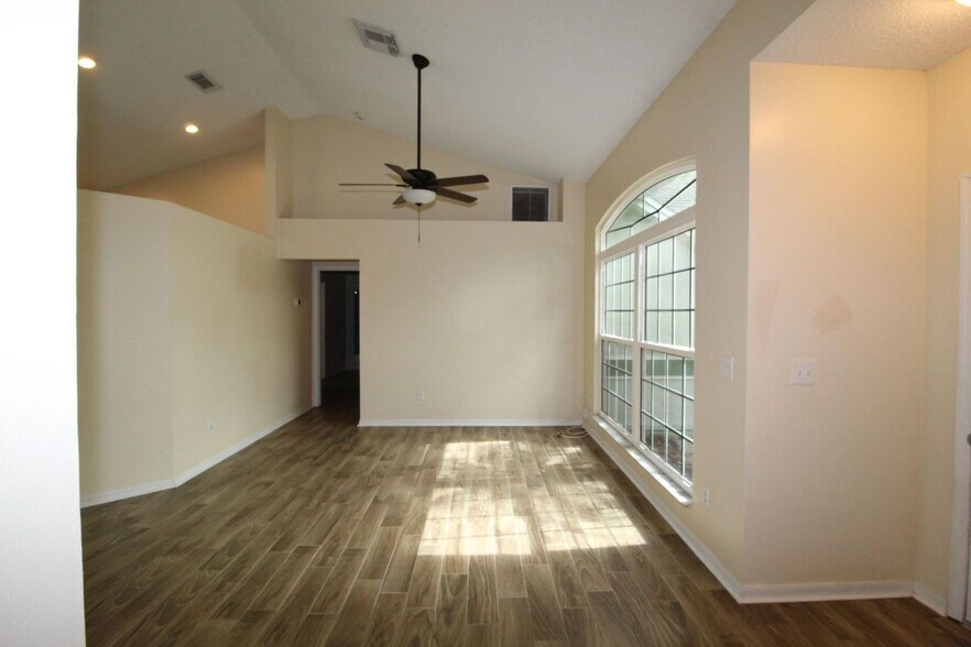 Building Photo - 2073 SW Capeador St