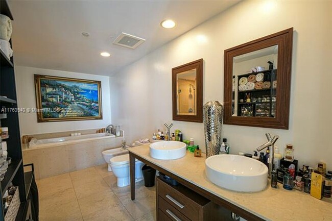 Building Photo - 495 Brickell Ave