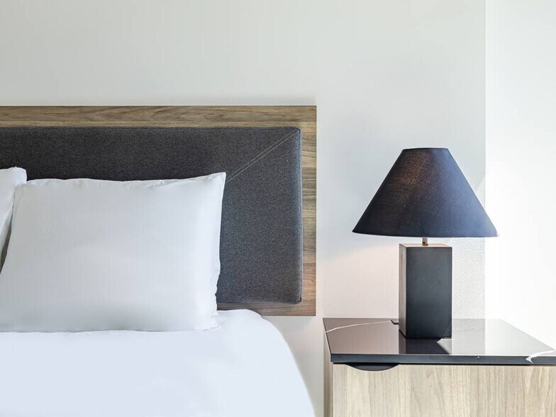 Building Photo - 1550 NW Naito Pkwy