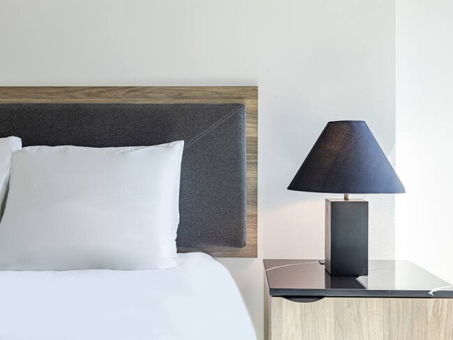 Building Photo - 1550 NW Naito Pkwy