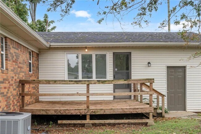 Building Photo - 701 NW Ford Ln