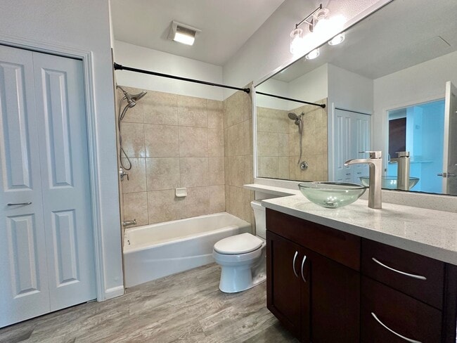 Building Photo - Newly Renovated 2 Bedroom / 1 Bathroom  Un...