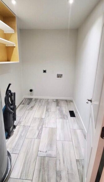 Building Photo - 565 Lakeland Dr