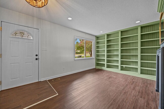 Building Photo - 3 Bedroom 2 Freshly Remodeled Bathrooms