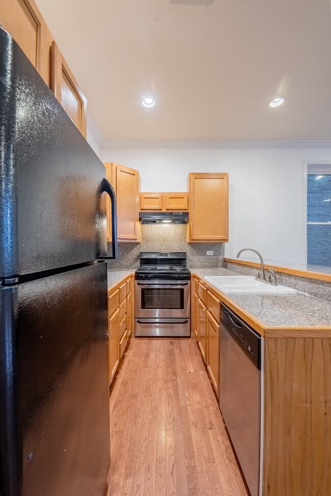 Building Photo - 910 W 19th Pl