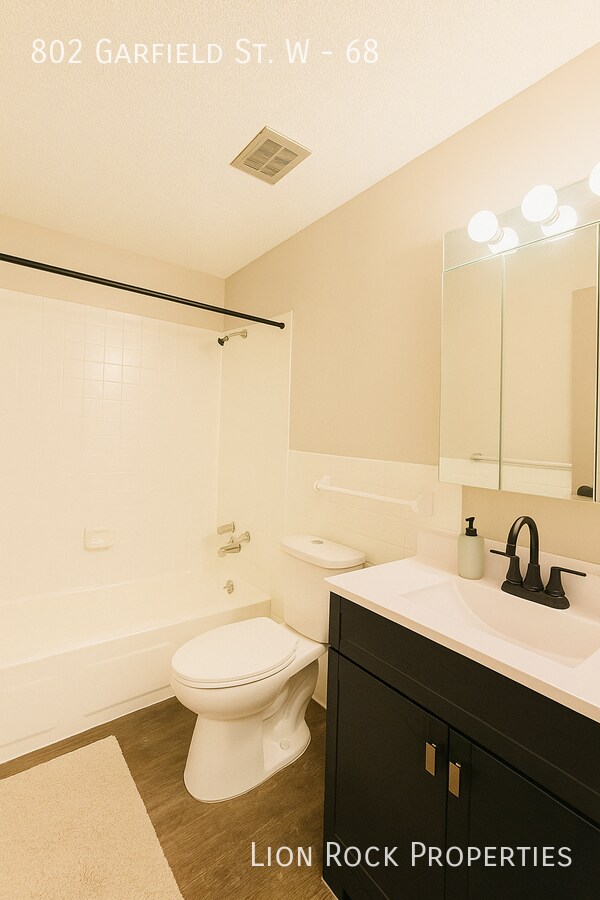 Building Photo - 802 Garfield St W