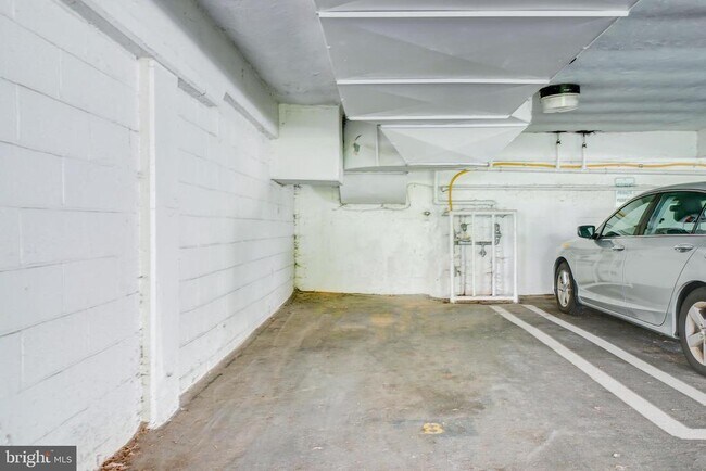 Building Photo - 7400 Lakeview Dr