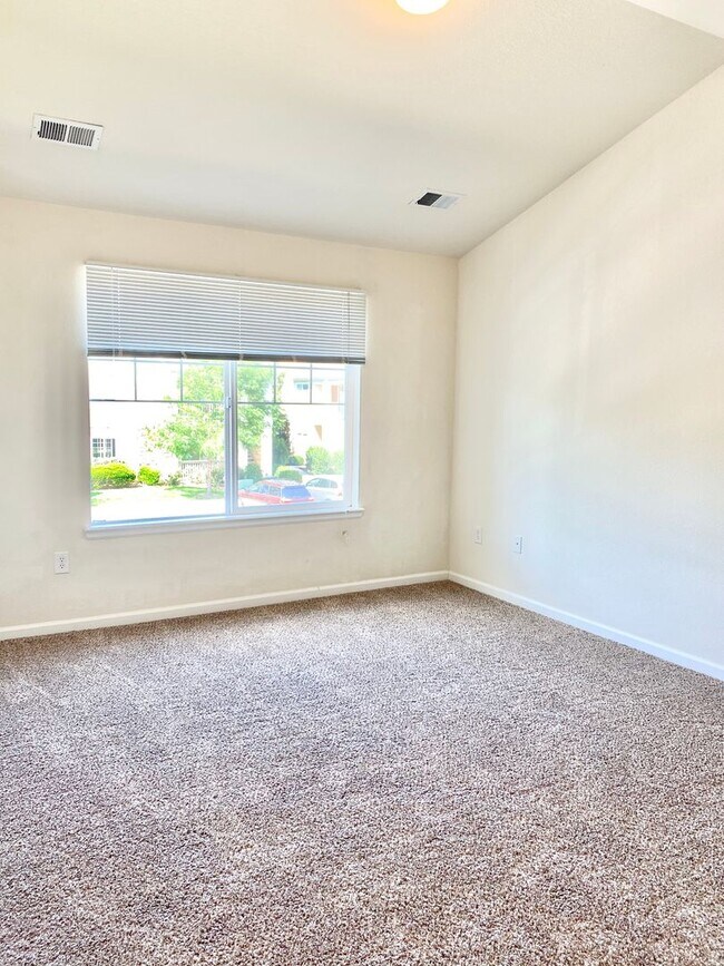 Building Photo - Gorgeous 2 Bedroom/2 Bathroom Condo with NEW FLOORING at Centerra!  Great Location for Commuters!