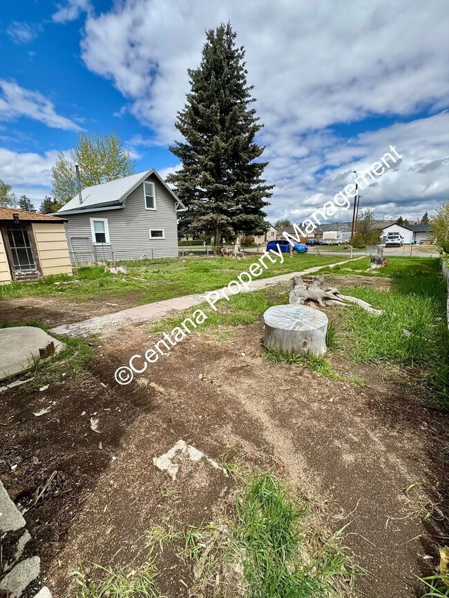 Building Photo - 2 Bedroom 1 Bath Home