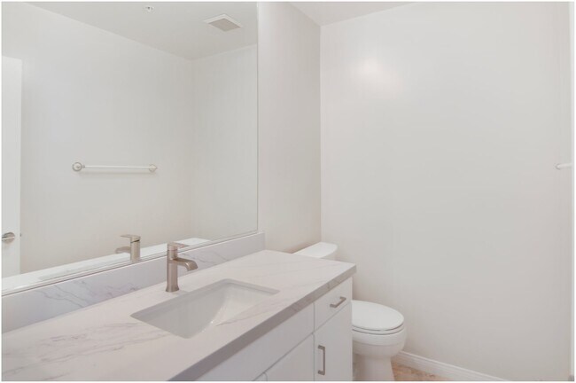 Building Photo - Oceanfront Penthouse in Huntington Beach!!