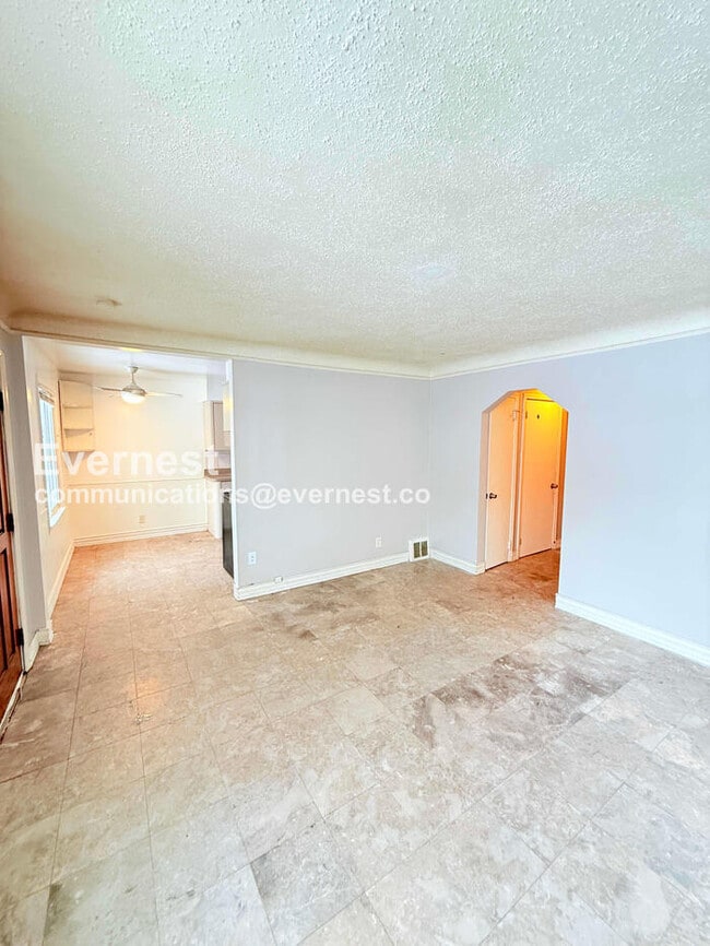 Building Photo - 3 Bed/2 Bath Home with Fenced Yard / Pet-Friendly / Vouchers Accepted / Available Now!