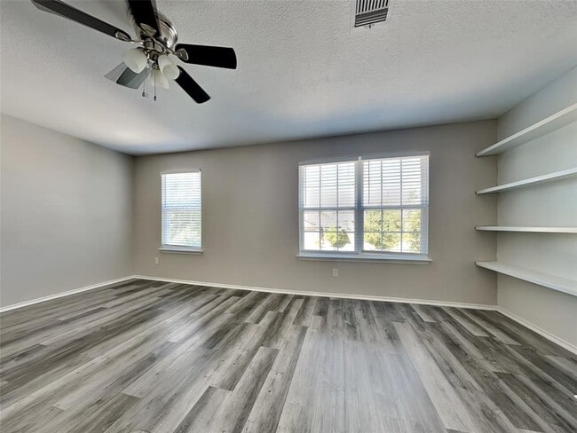 Building Photo - 214 Tallow Trl
