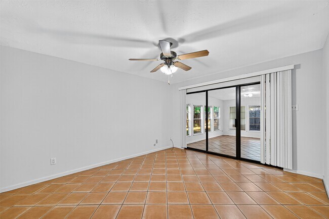 Building Photo - 812 Fleetwood Pl Dr