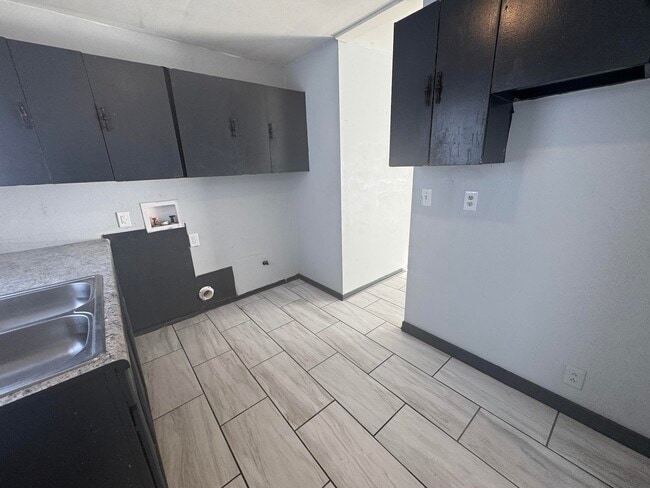 Building Photo - 905 Southmoor-