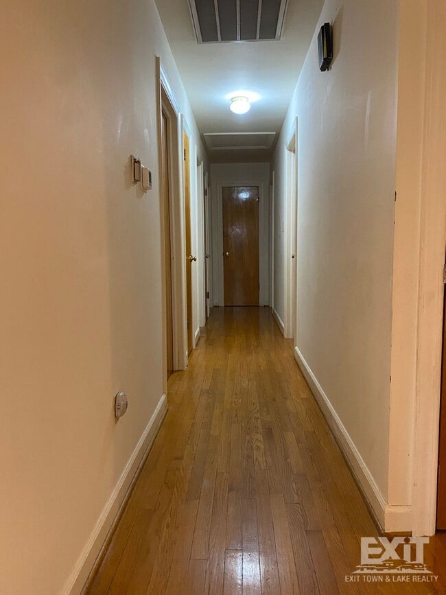 Building Photo - Well Maintained brick ranch home