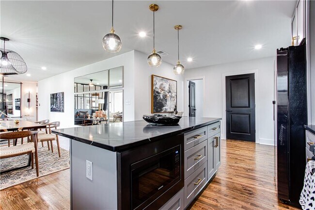 Building Photo - 2047 Seavey Dr
