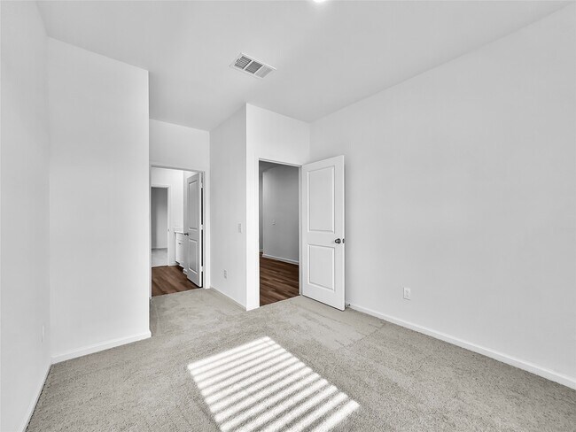 Building Photo - 28414 Selsdon Ct