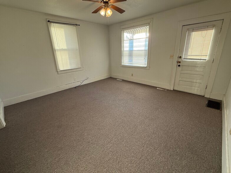 Building Photo - 222 N Dubuque St