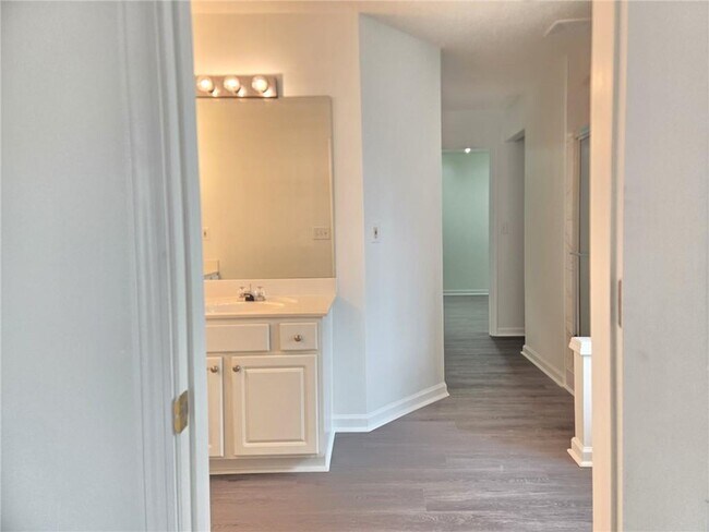 Building Photo - 4010 Ridgefair Dr