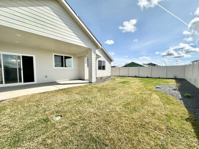Building Photo - Beautiful 1 year old home available now!