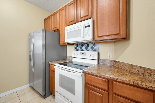 Building Photo - "Charming 3-Bed, 2-Bath Condo Oasis in Orlando – 1,000 Sq Ft of Comfort!"
