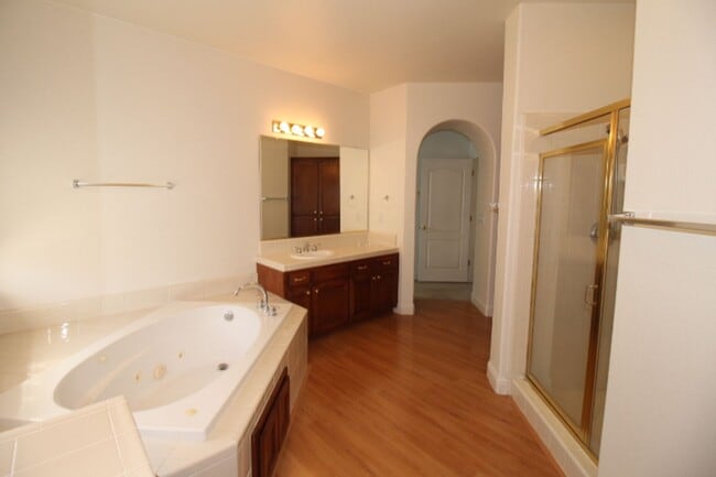 Building Photo - 2475 Deauville Cir