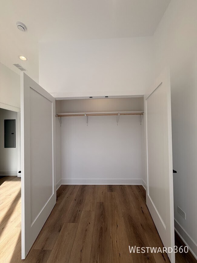 Building Photo - 1607 W 13th St