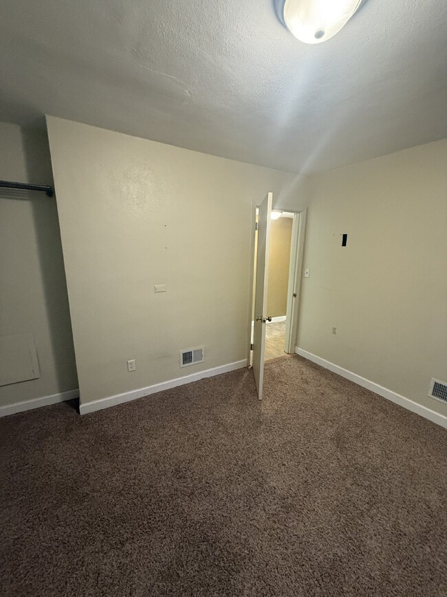 Building Photo - Private basement apartment with off street...