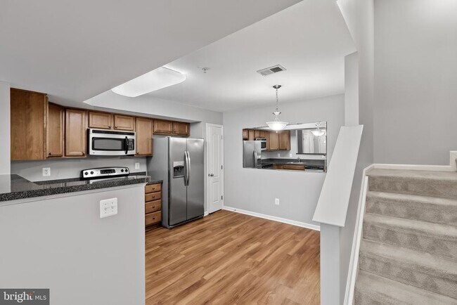 Building Photo - 1900 Lennox Dr