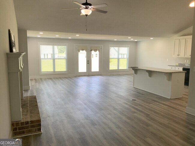 Building Photo - 117 Lake Meadows Dr