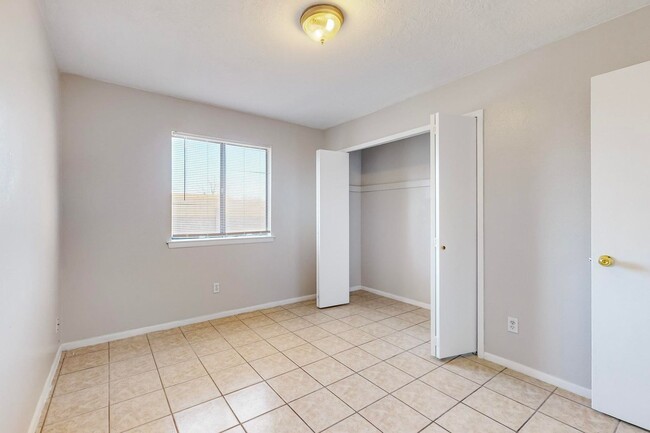 Building Photo - Taylor Ranch 4/BD 2/BA 2/CG