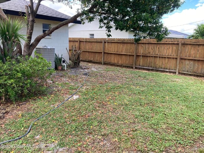 Building Photo - 711 Walnut Dr