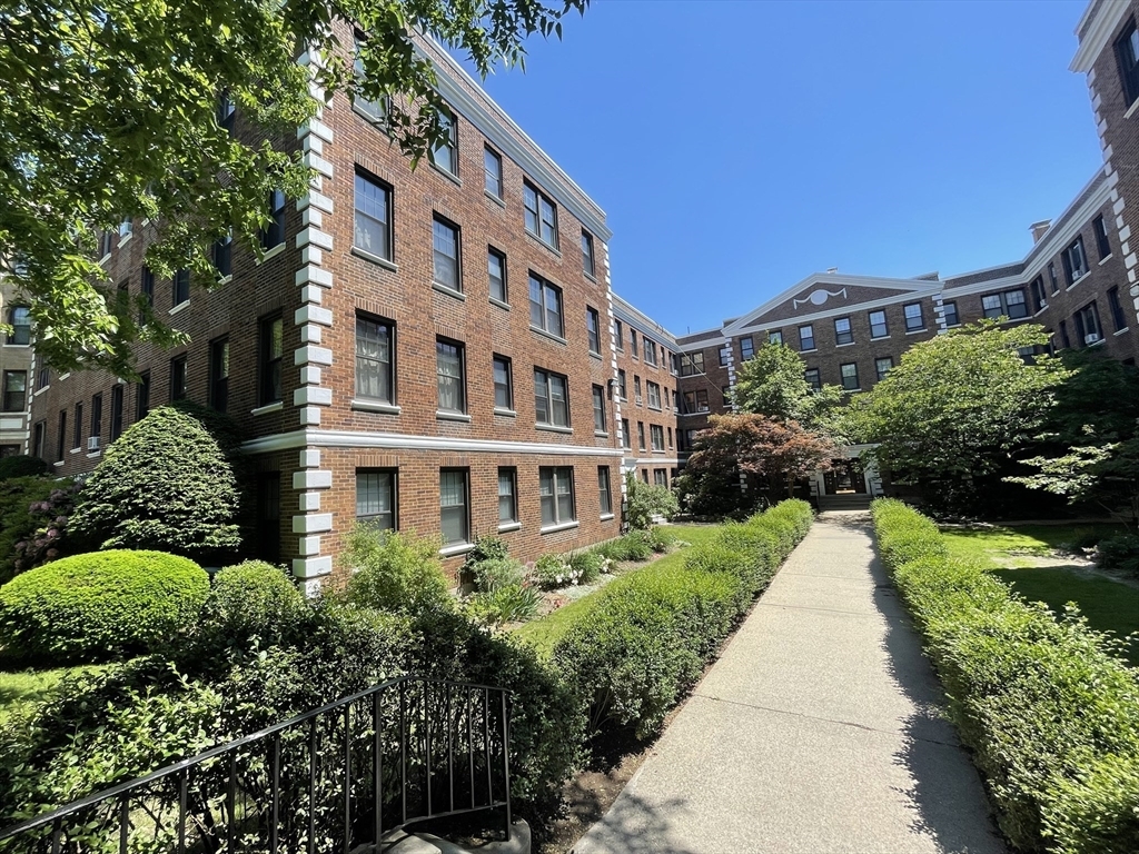Building Photo - 62 Queensberry St