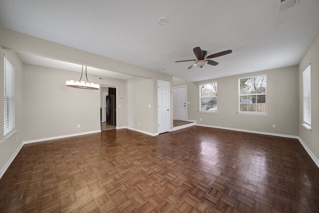 Building Photo - Wonderful Three Bed Two and a Half Bath Ho...