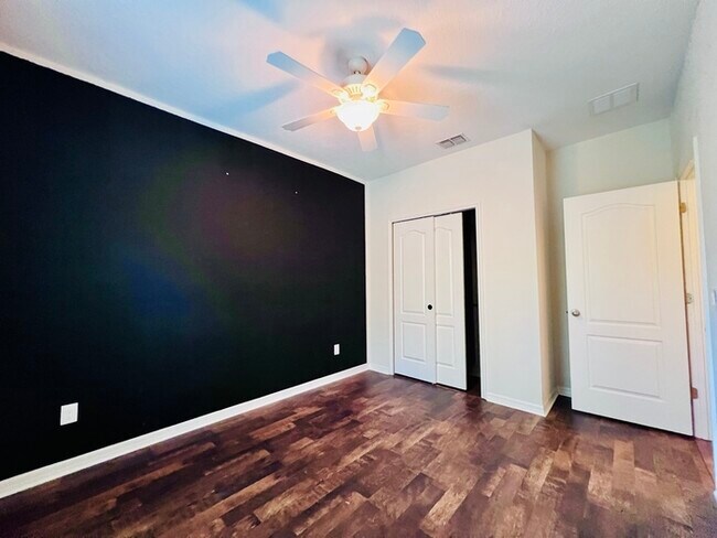 Building Photo - Gorgeous 3 bedroom, 2½ bath, 2 STORY townhome