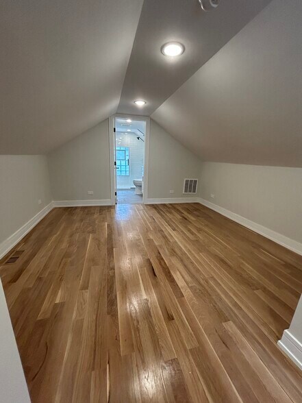 Building Photo - 858 N Paulina St