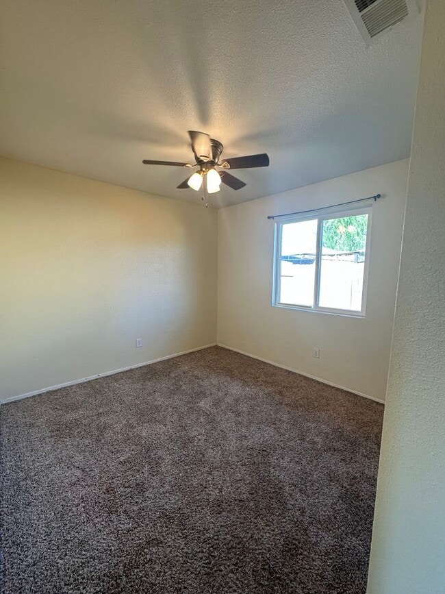 Building Photo - Cute well maintained home, convenient Anderson location