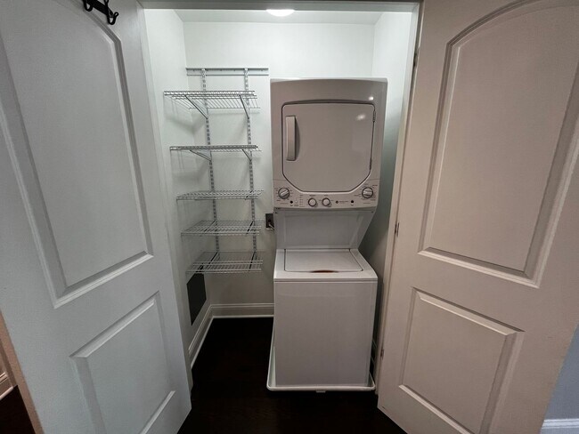 Building Photo - Turnkey Luxury 2BR Residence | Fully Renovated | Garage Parking | Prime Downtown River North / St...